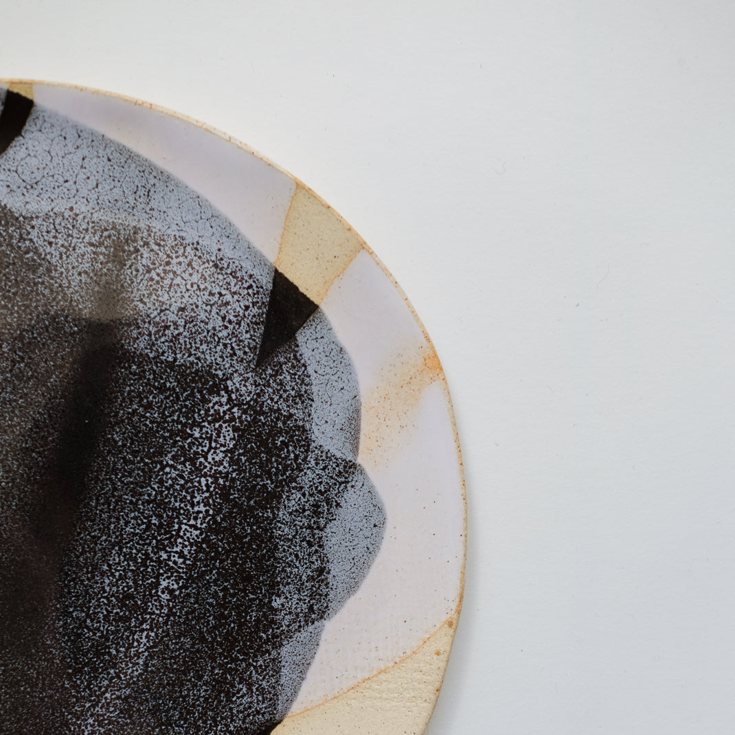 Assiette en grès par asterisque pour Brutal Ceramics