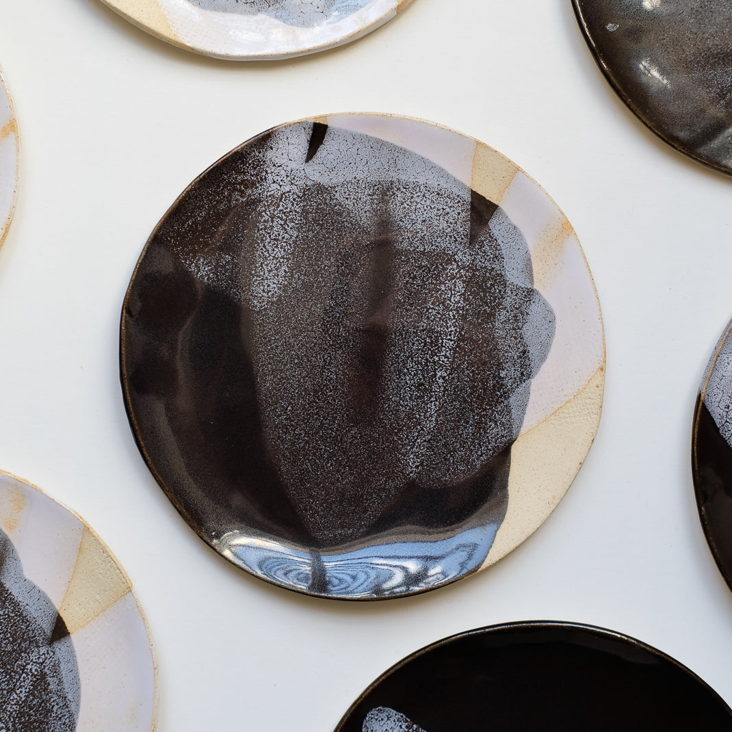 Assiette en grès par asterisque pour Brutal Ceramics