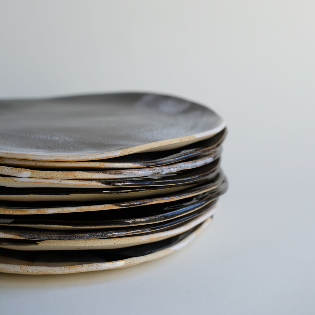 Assiette en grès par asterisque pour Brutal Ceramics