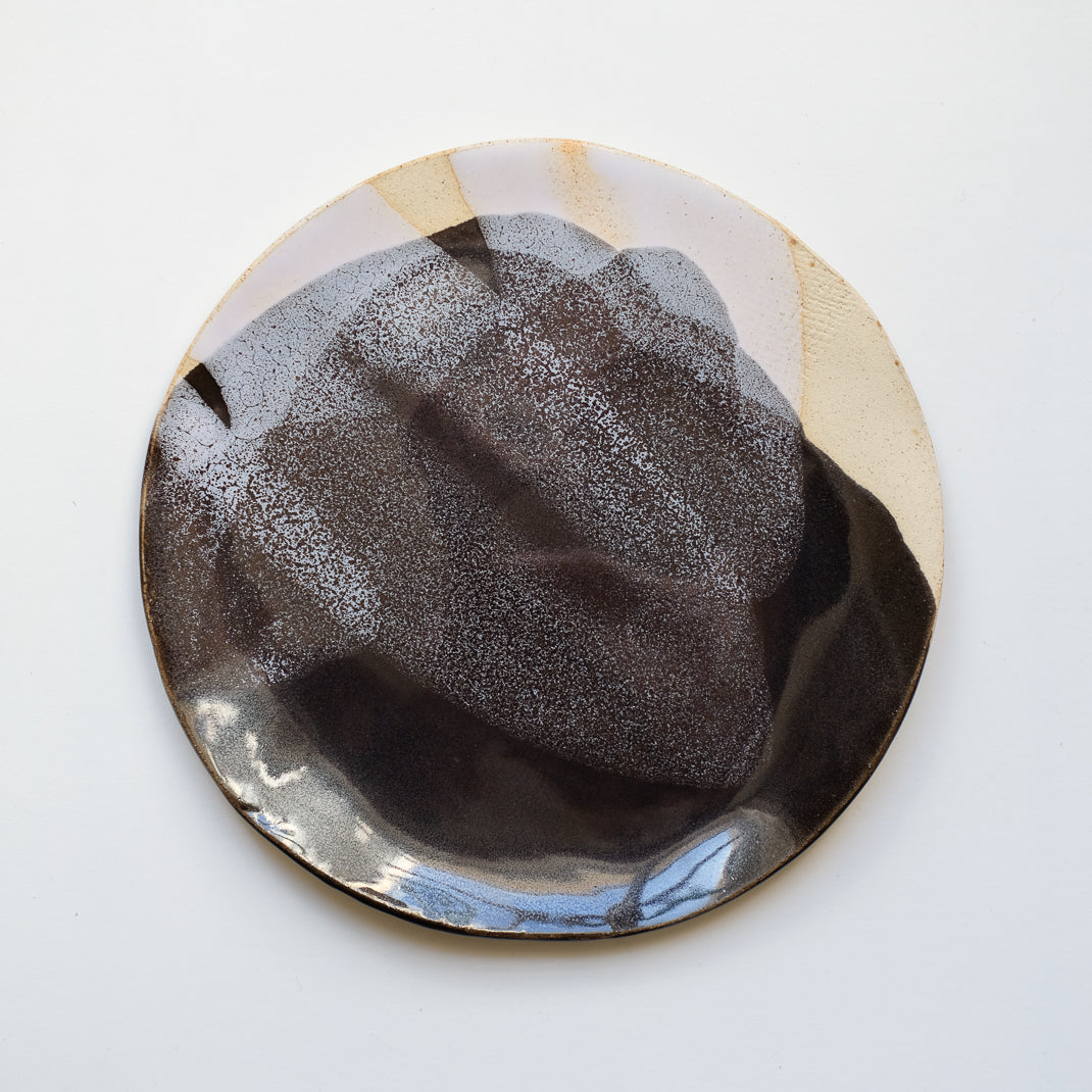 Assiette en grès par asterisque pour Brutal Ceramics