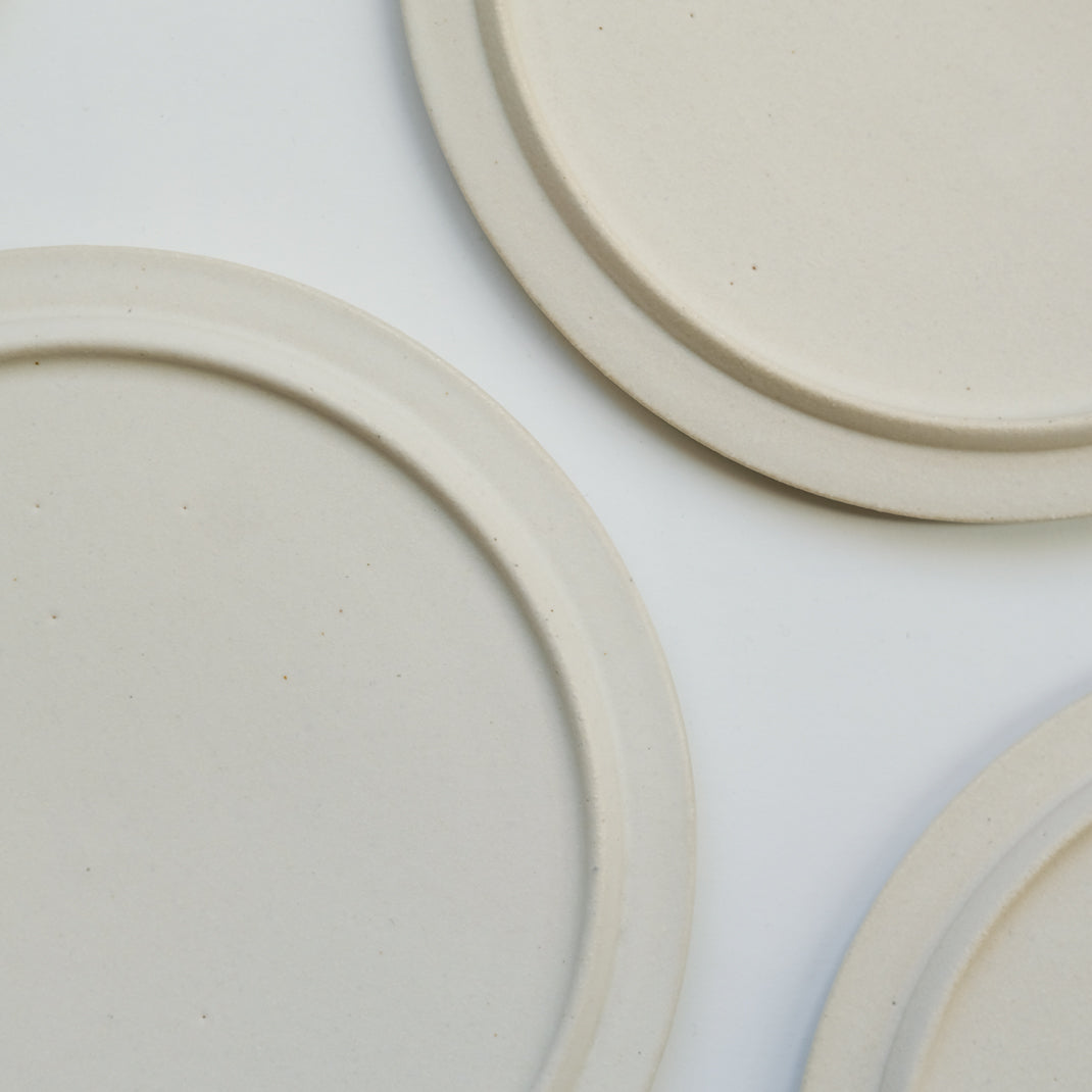 Assiette réalisée à la main dans le studio du potier Atsushi Funakushi au Japon