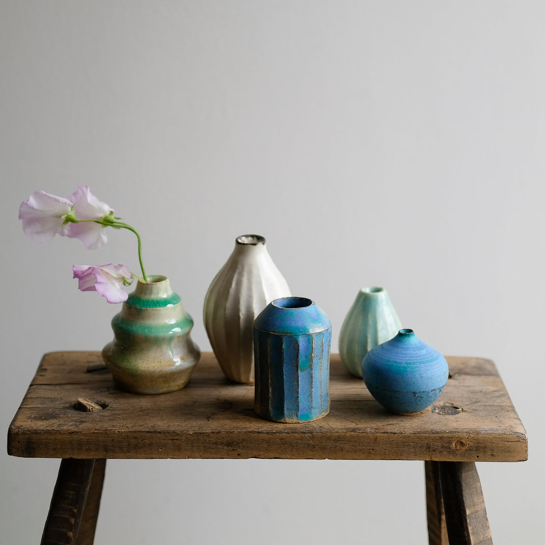 Petit vase bleu fait à la main au Japon, par Aya Ogawa