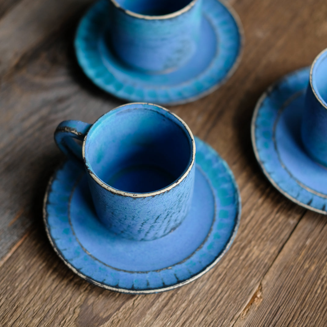 Tasse et soucoupe Antique Blue faconnées par la céramiste japonaise Aya Ogawa