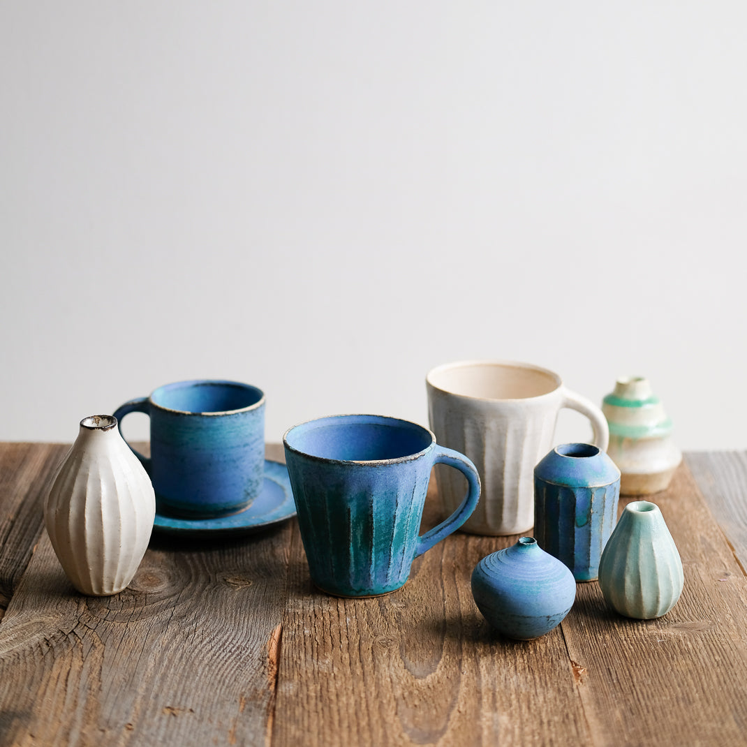 Petit vase bleu fait à la main au Japon, par Aya Ogawa