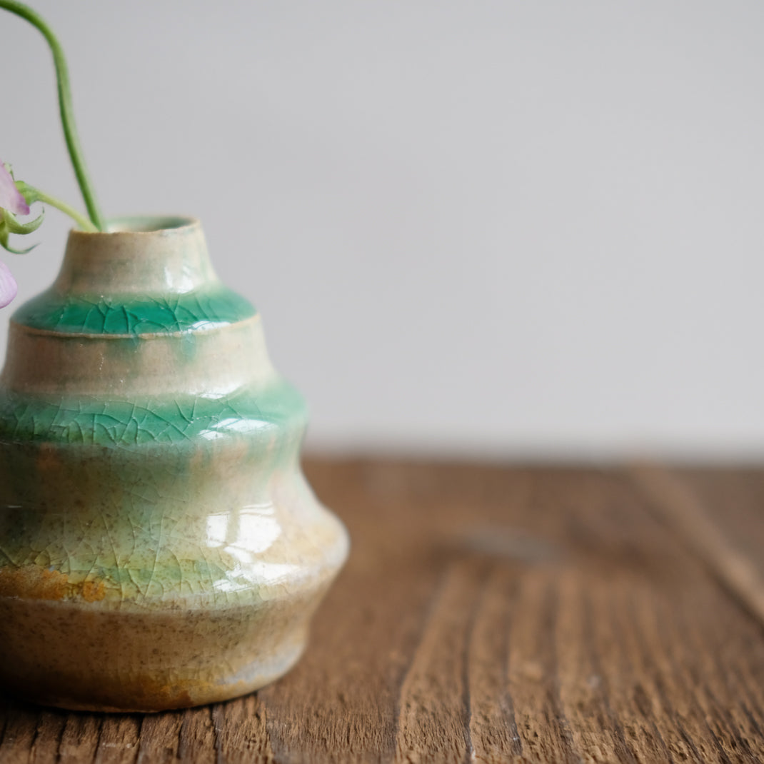 Petit vase vert fait à la main au Japon, par Aya Ogawa avec la technique du Shinogi
