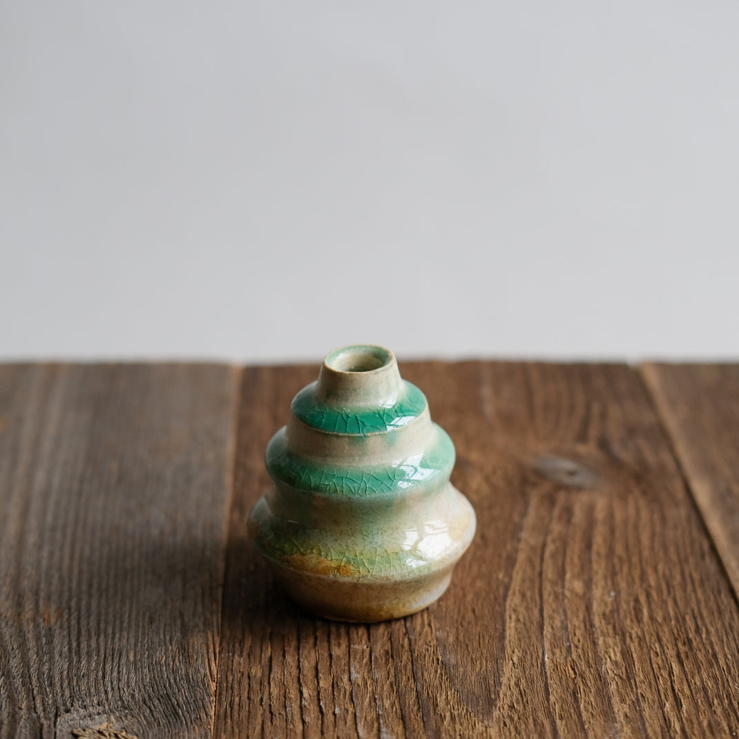 Petit vase vert fait à la main au Japon, par Aya Ogawa avec la technique du Shinogi