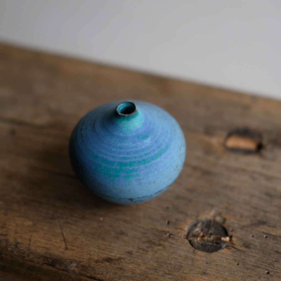 Petit vase bleu fait à la main au Japon, par Aya Ogawa