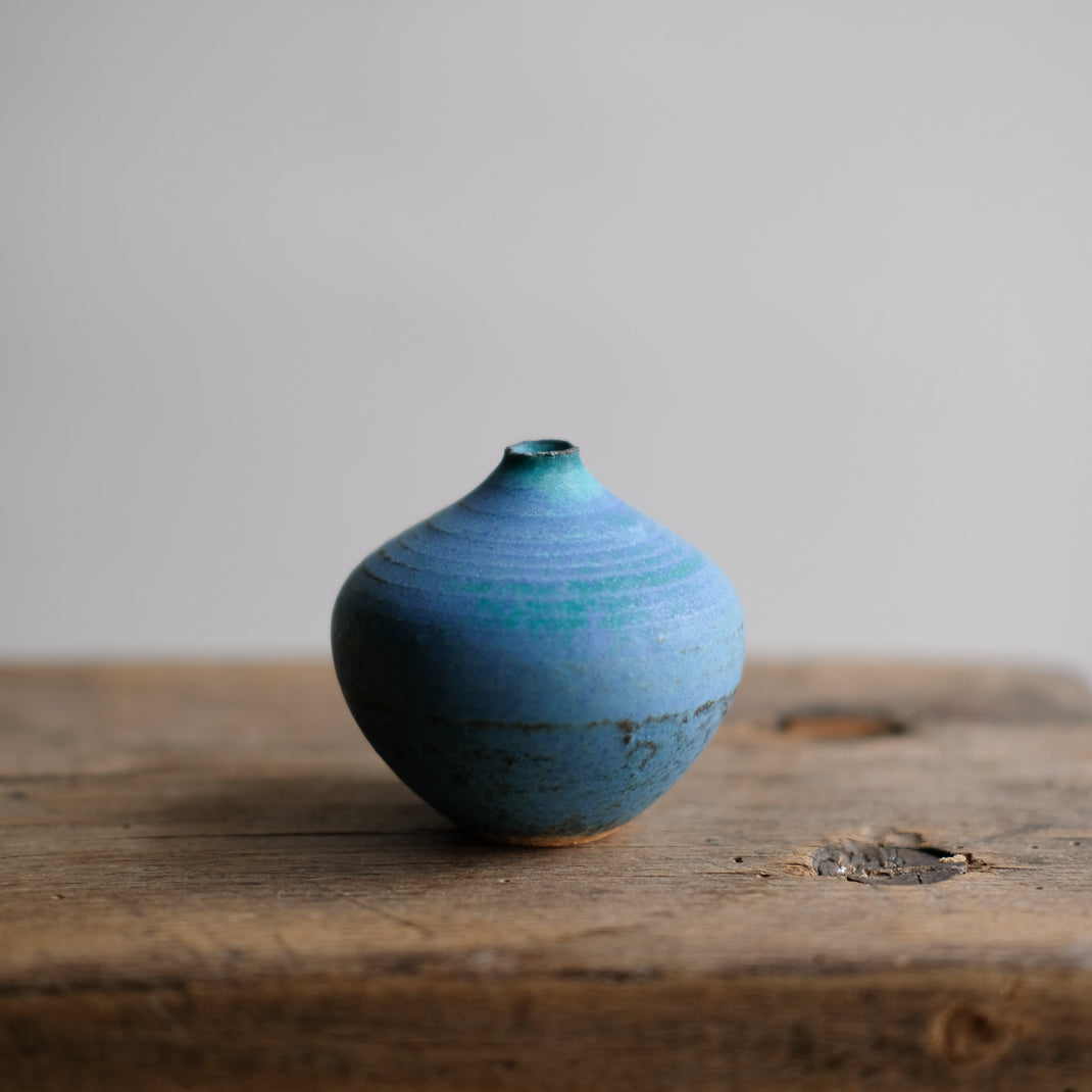Petit vase bleu fait à la main au Japon, par Aya Ogawa