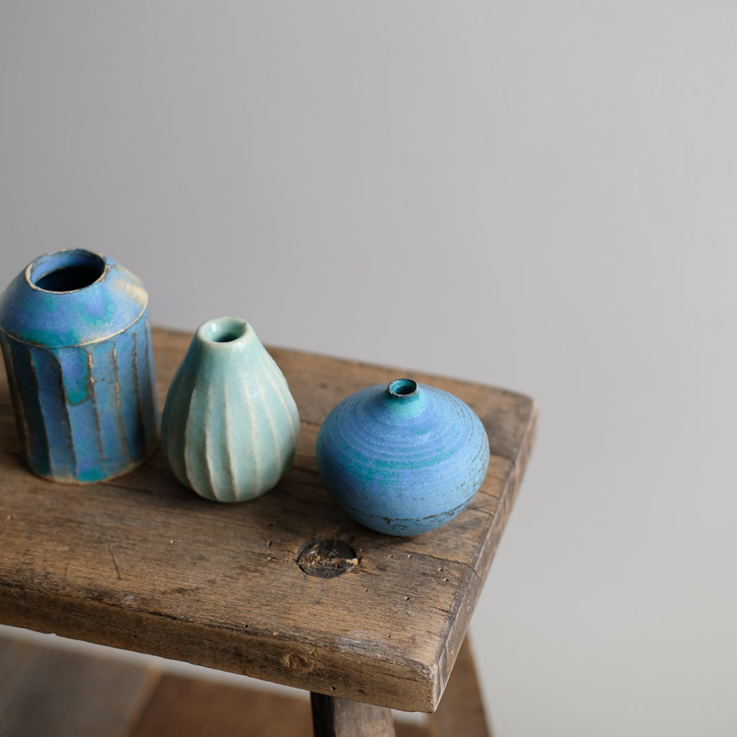 Petit vase bleu fait à la main au Japon, par Aya Ogawa