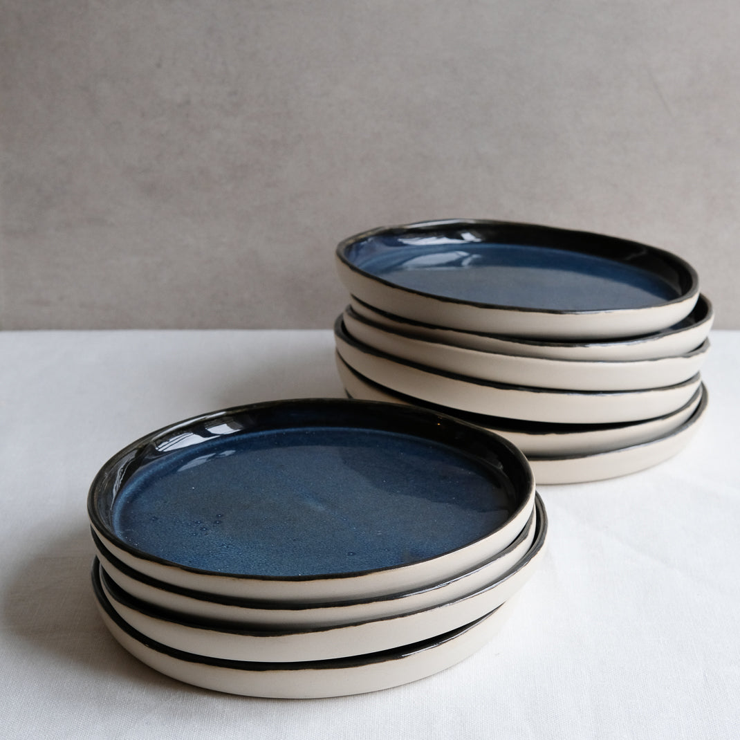 Assiette bleue nuit réalisée à la main dans l'atelier parisien d'Haeghen