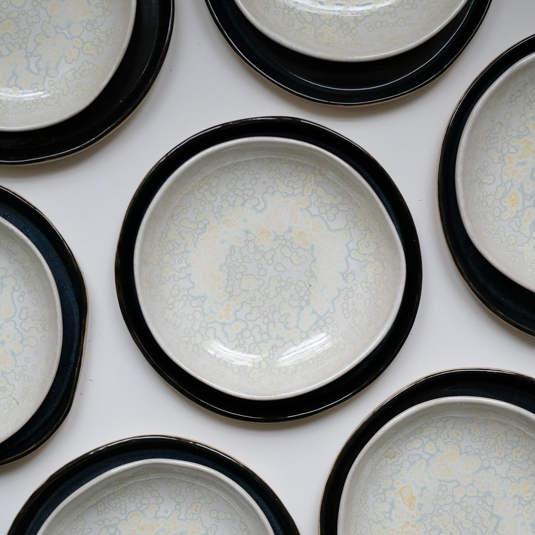 Assiette bleue nuit réalisée à la main dans l'atelier parisien d'Haeghen