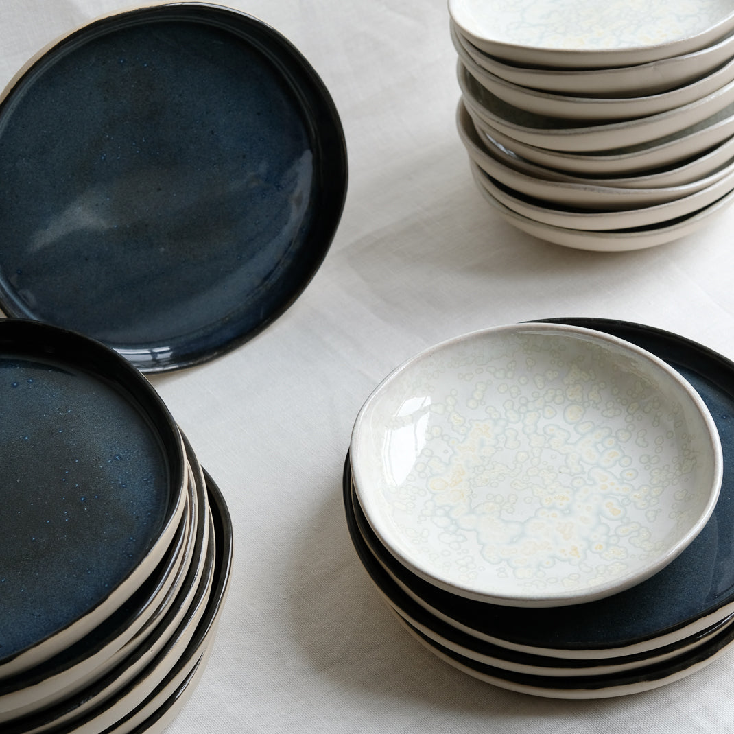 Assiette creuse nacrée réalisée par Haeghen dans son atelier parisien