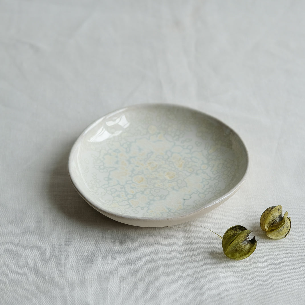 Assiette creuse nacrée réalisée par Haeghen dans son atelier parisien