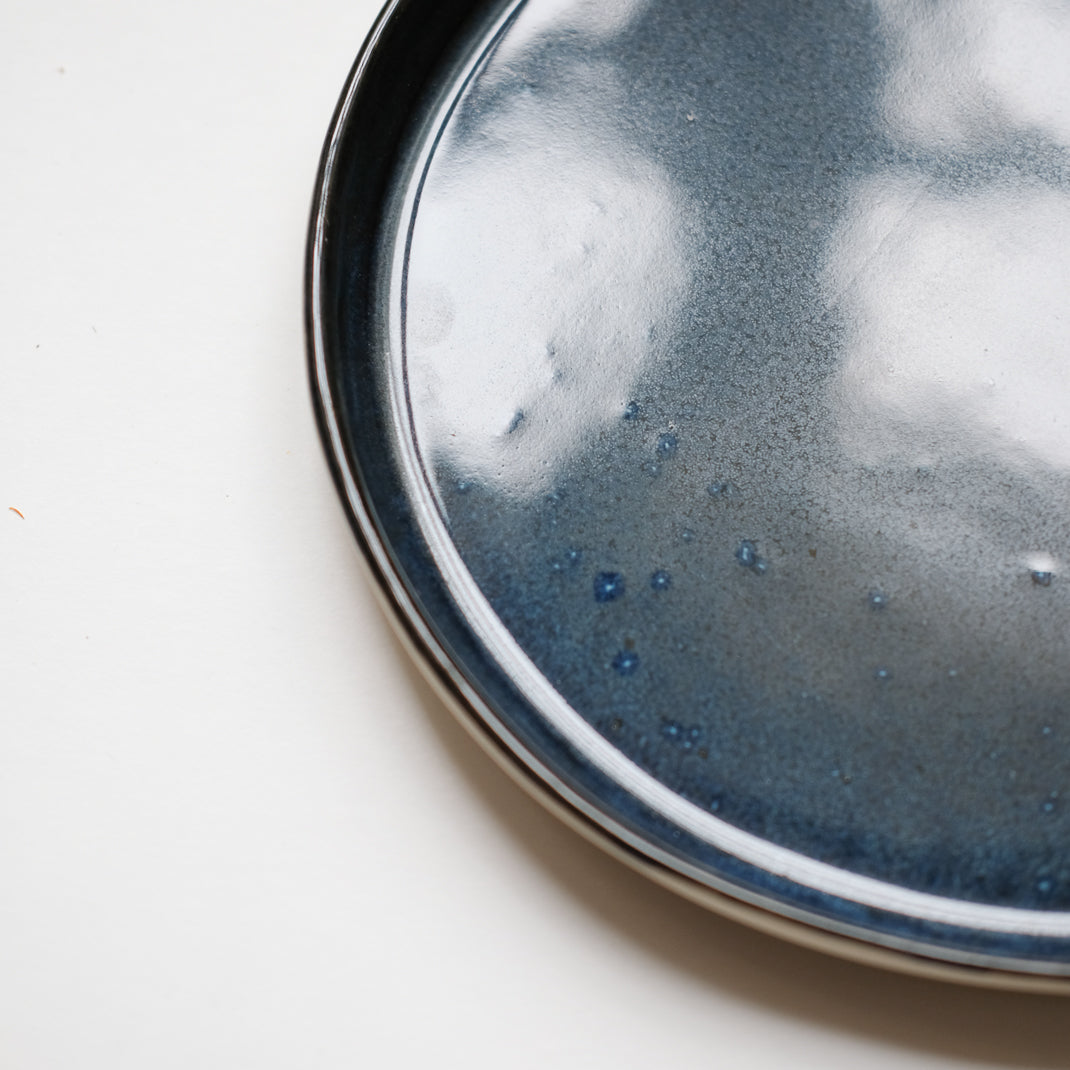 Assiette bleue nuit réalisée à la main dans l'atelier parisien d'Haeghen
