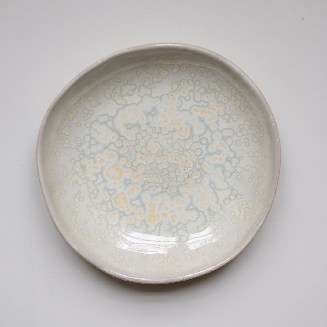 Assiette creuse nacrée réalisée par Haeghen dans son atelier parisien