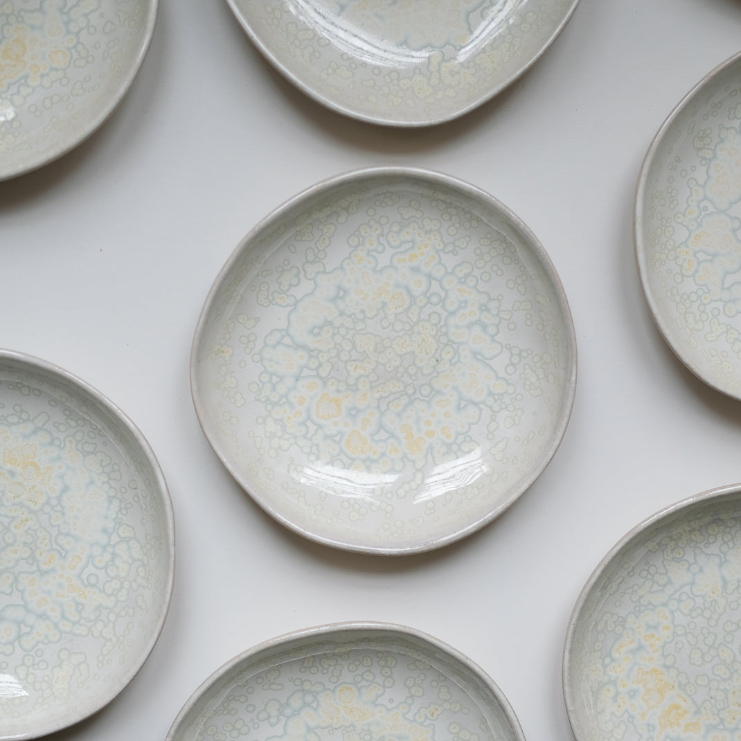 Assiette creuse nacrée réalisée par Haeghen dans son atelier parisien
