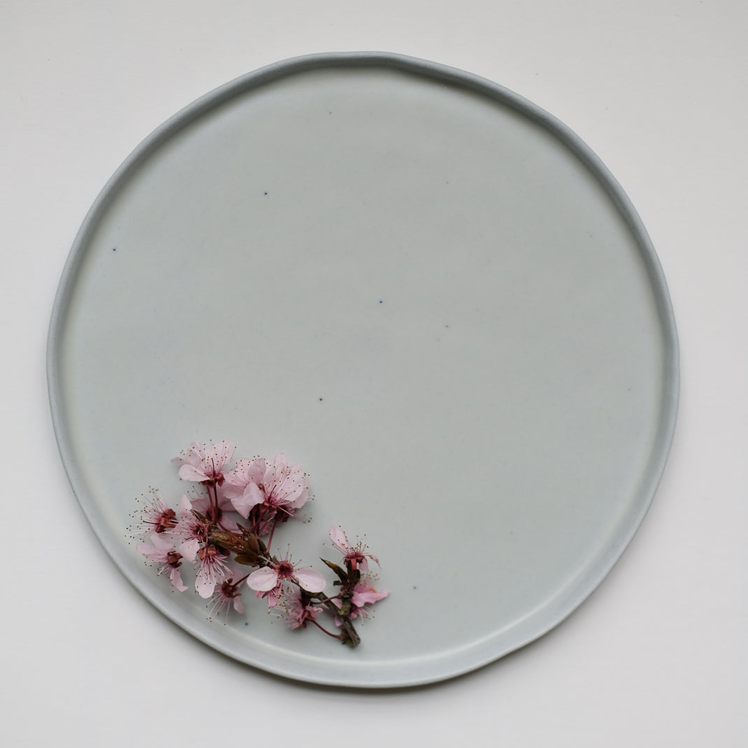 Assiette realisée à la main par la céramiste Joséphine Viot, dans son atelier partagé aux Lilas