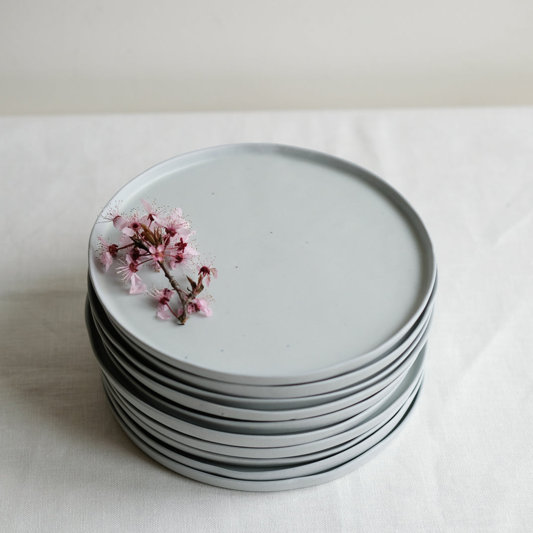 Assiette realisée à la main par la céramiste Joséphine Viot, dans son atelier partagé aux Lilas