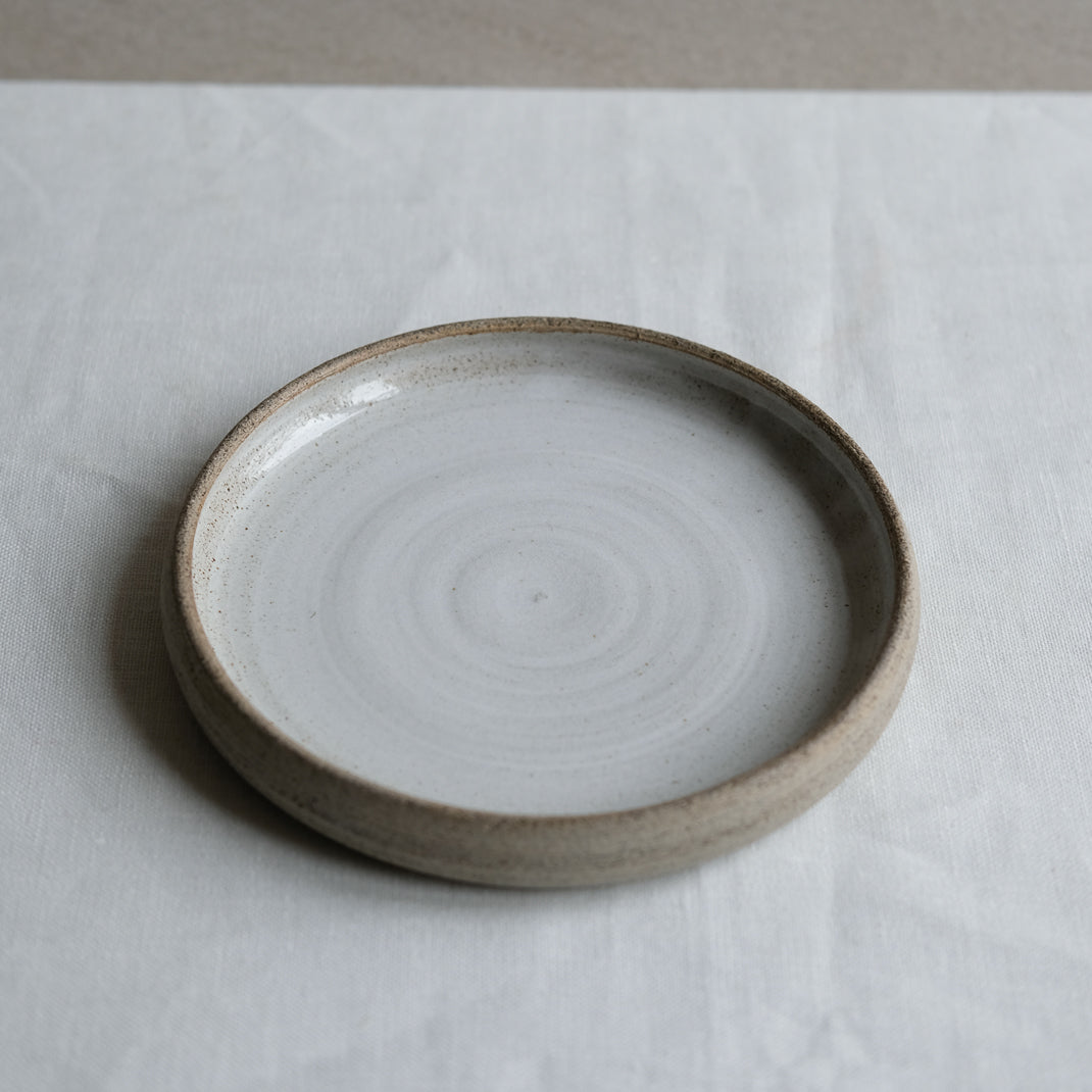 Assiette en grès réalisée par Kim Verbeke dans son atelier belge