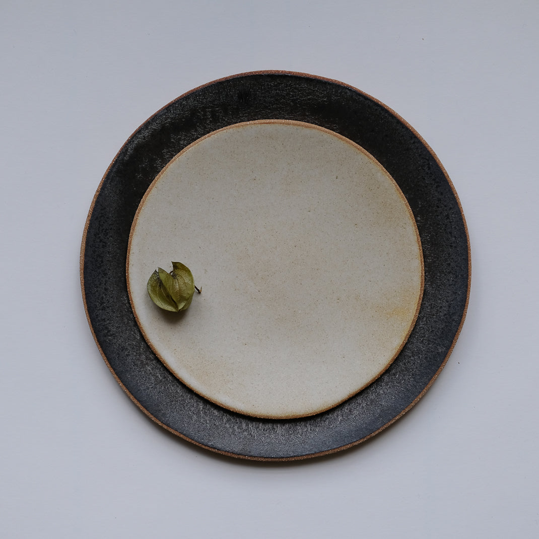 Assiette issue de la collection Sand en blanc cassé par Lisa Allegra dans son atelier de Barcelone en Espagne