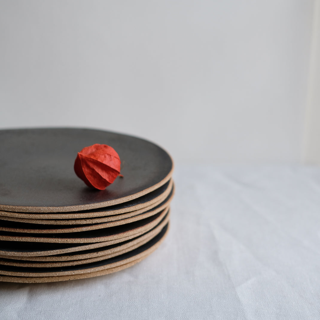 Assiette issue de la collection Sand en noir argenté par Lisa Allegra dans son atelier de Barcelone en Espagne