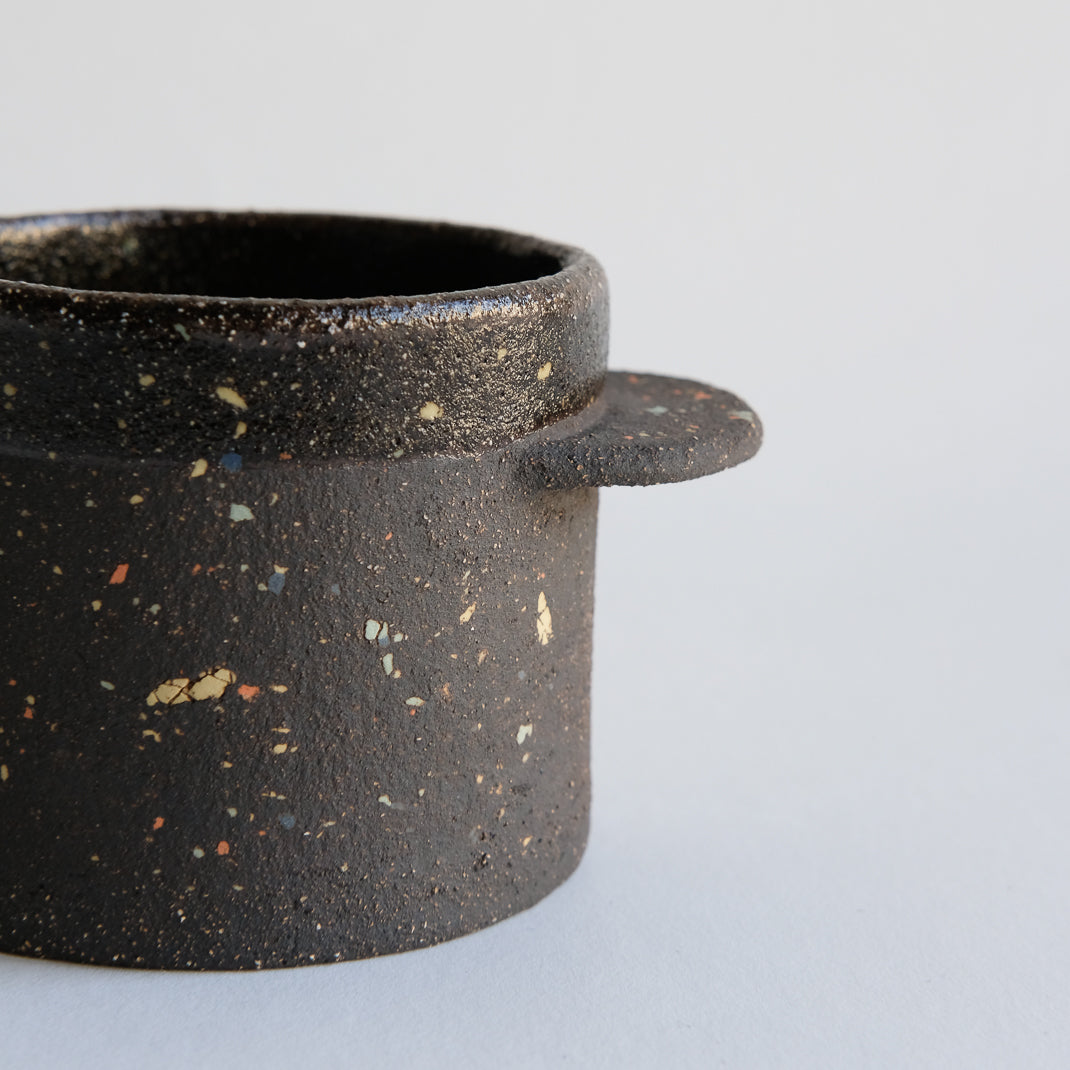 Mug issu de la collection INLAY réalisé à la main par Lisa Allegra dans son atelier de Barcelone