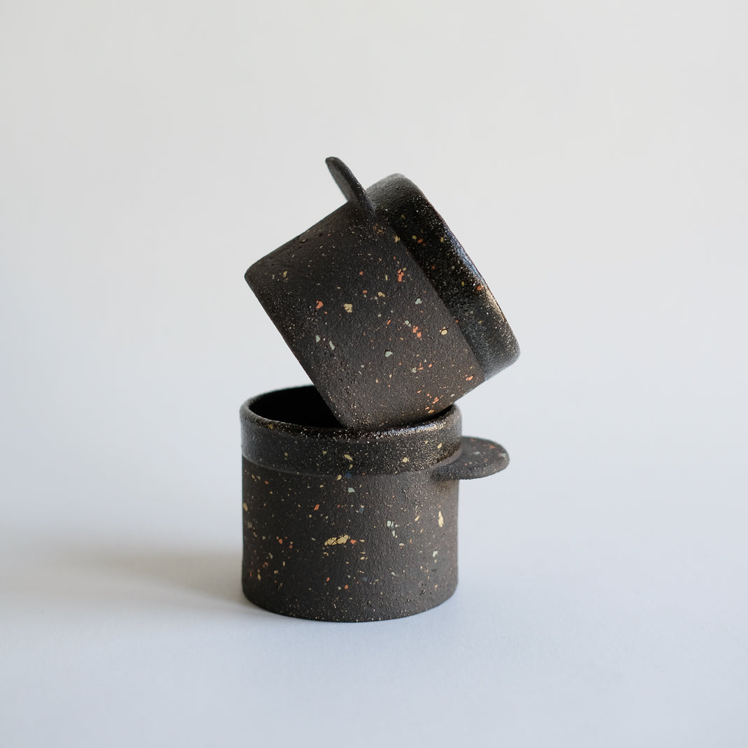 Mug issu de la collection INLAY réalisé à la main par Lisa Allegra dans son atelier de Barcelone
