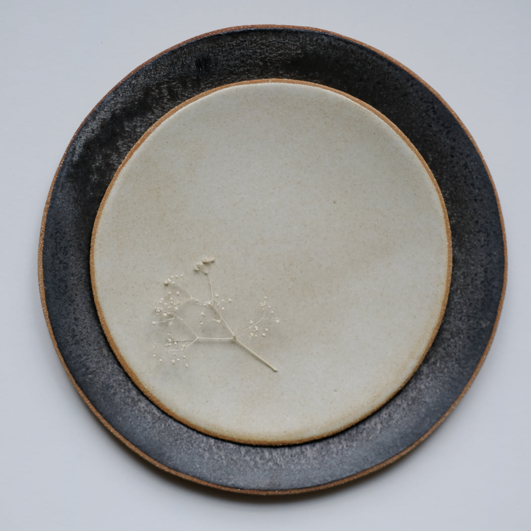 Assiette issue de la collection Sand en noir argenté par Lisa Allegra dans son atelier de Barcelone en Espagne