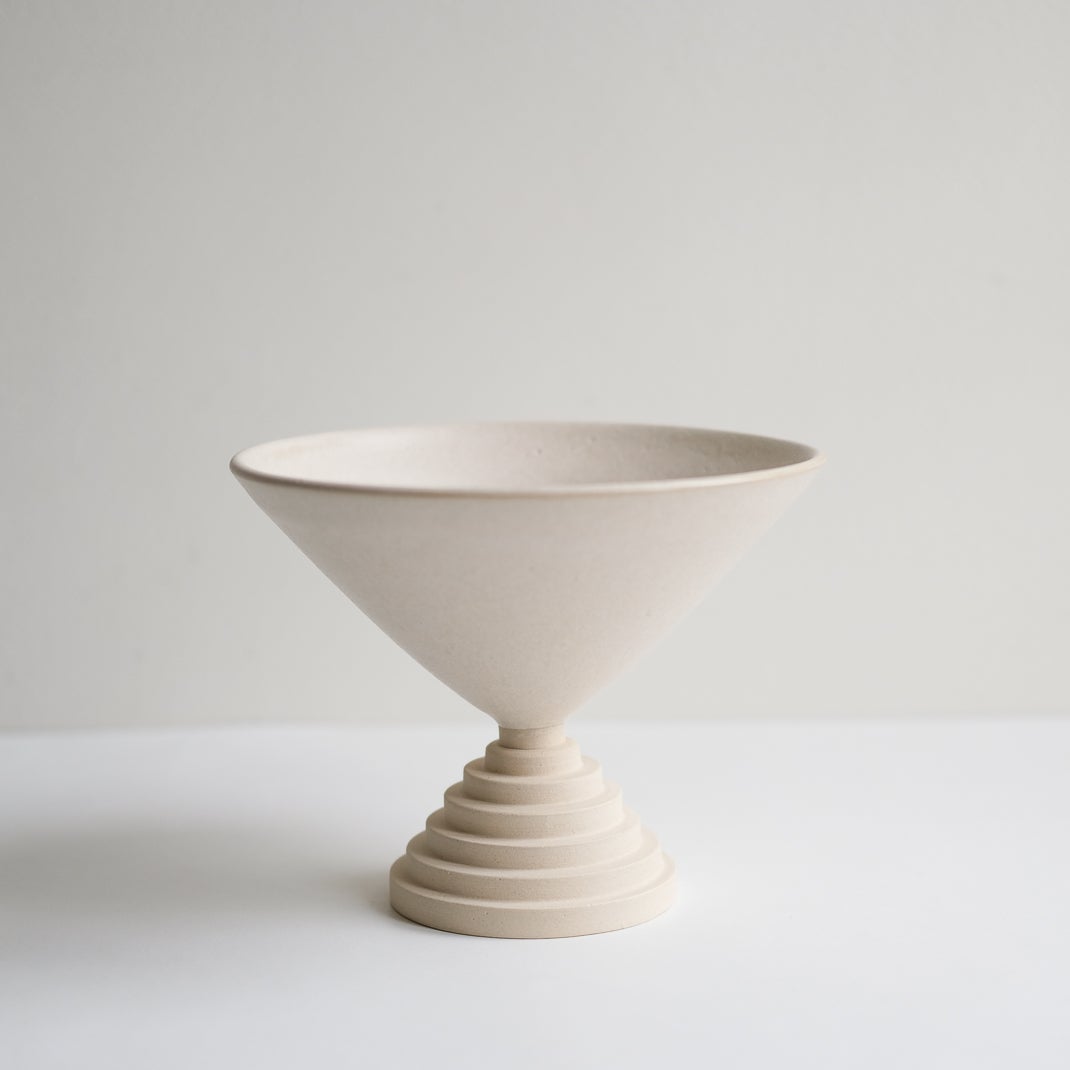 Coupe tournée à la main dans l'atelier de Lovebuch, en vente chez Brutal Ceramics