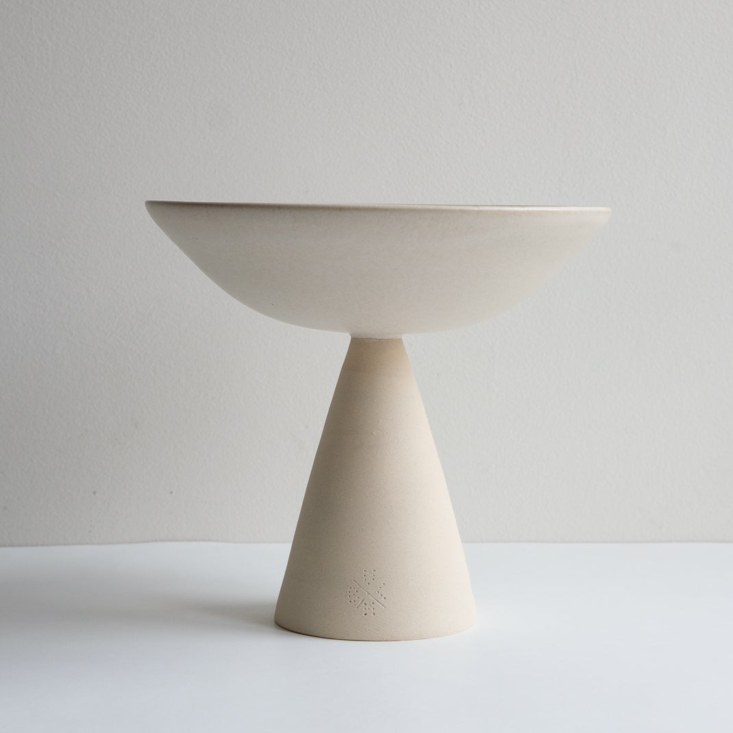 Coupe tournée à la main dans l'atelier de Lovebuch, en vente chez Brutal Ceramics