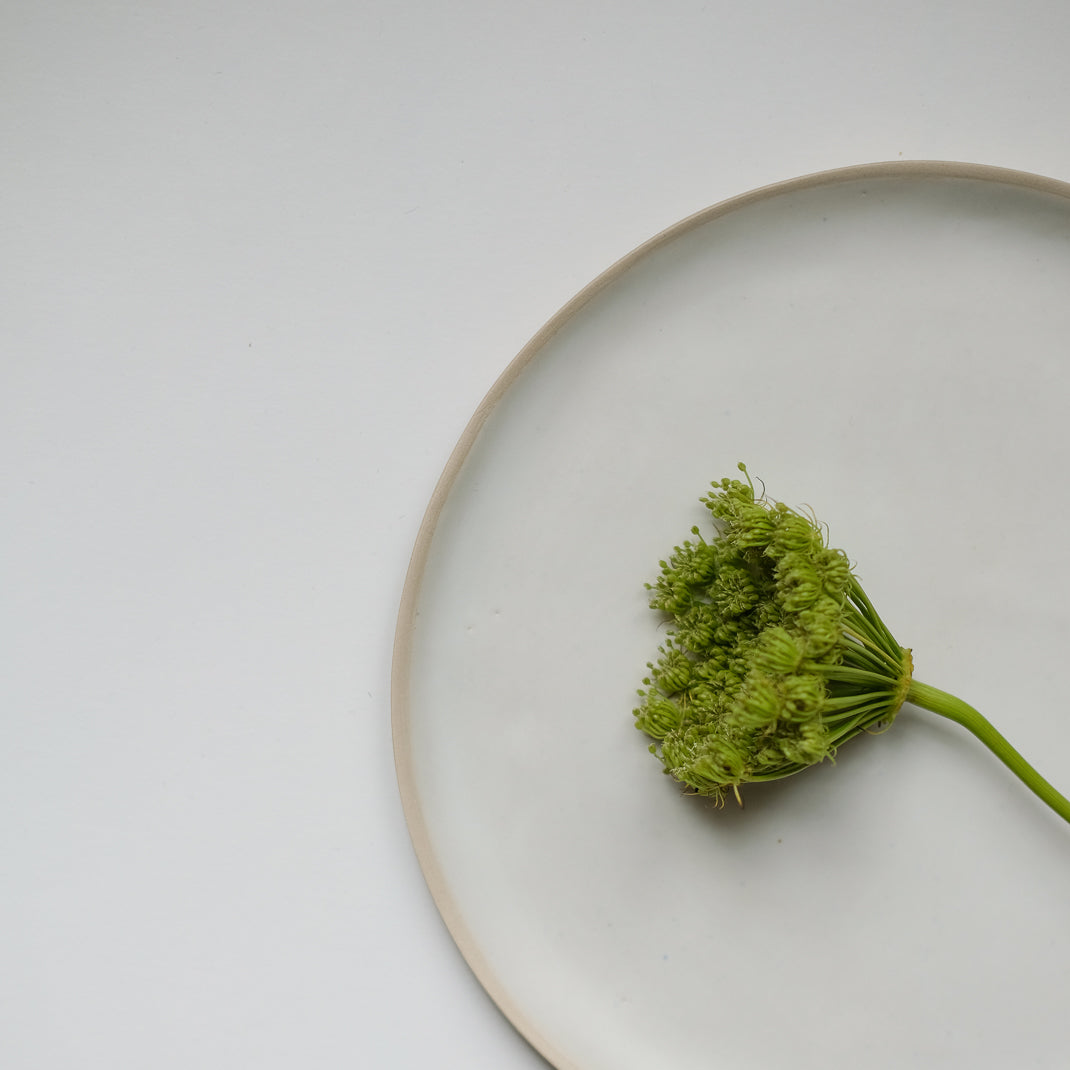 Assiette en grès blanc mat réalisée à la main par la céramiste Margot Lhomme dans son atelier à Paris
