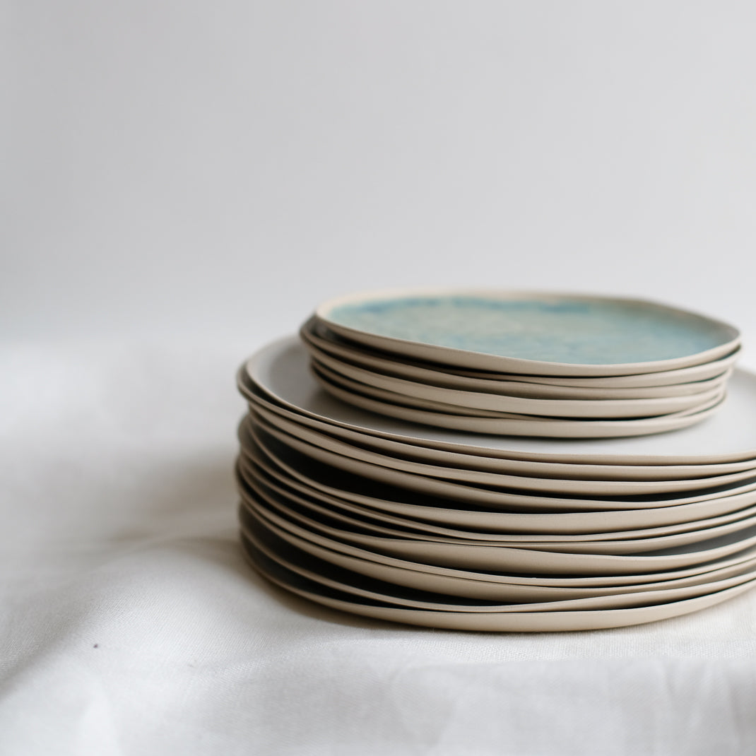 Assiette à dessert en grès réalisée à la main par la céramiste Margot Lhomme dans son atelier à Paris