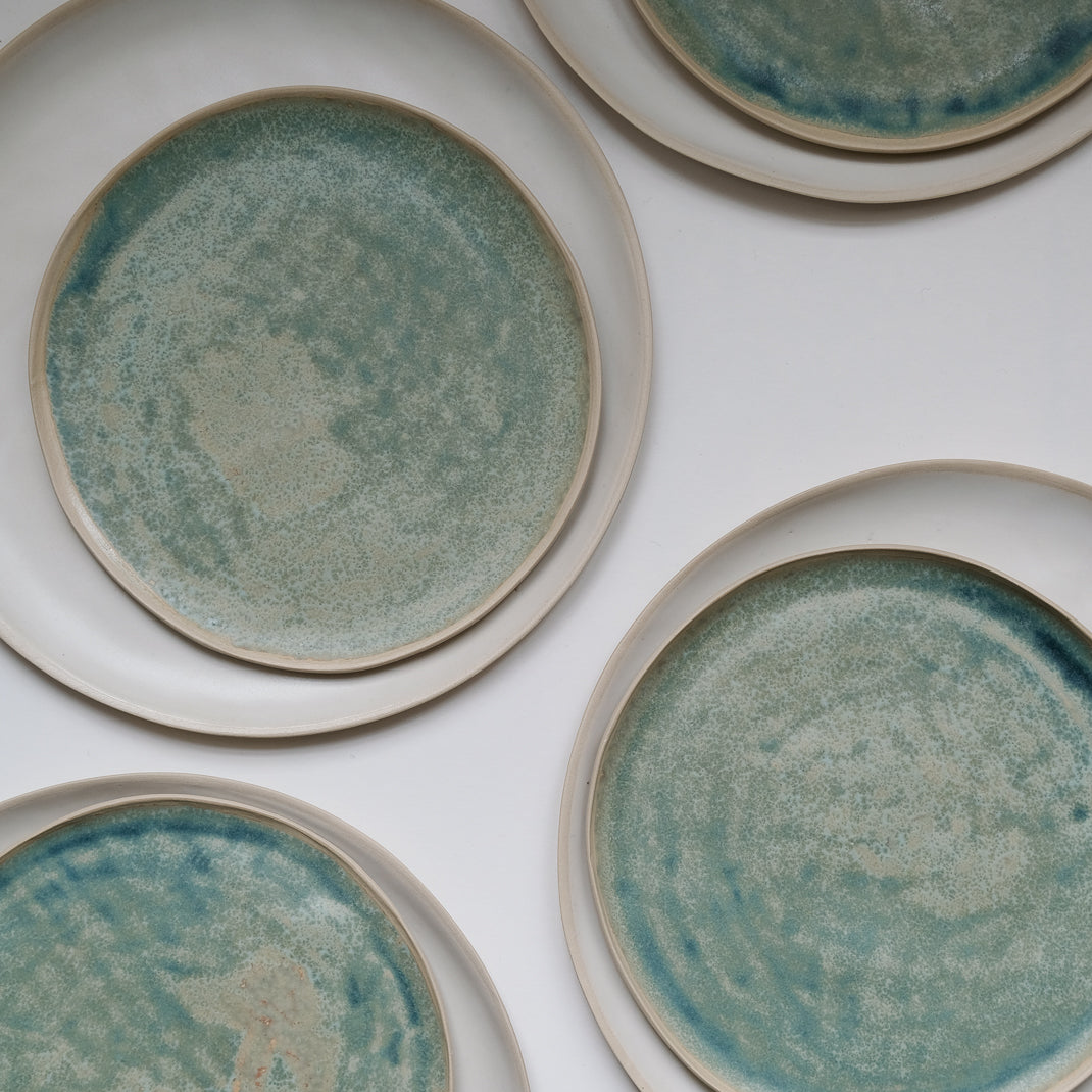 Assiette à dessert en grès réalisée à la main par la céramiste Margot Lhomme dans son atelier à Paris