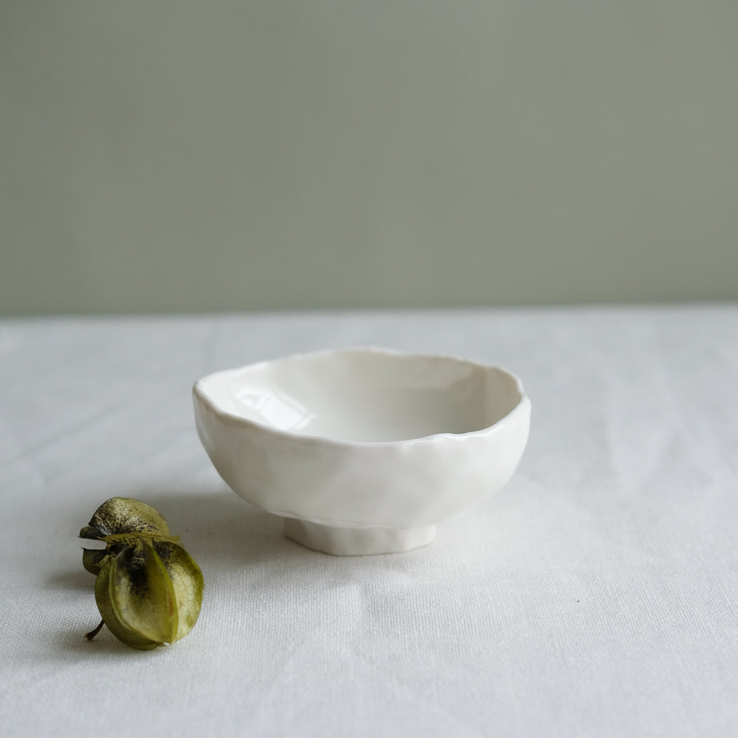 Bol pincé en porcelaine réalisé par la céramiste Judith Lasry