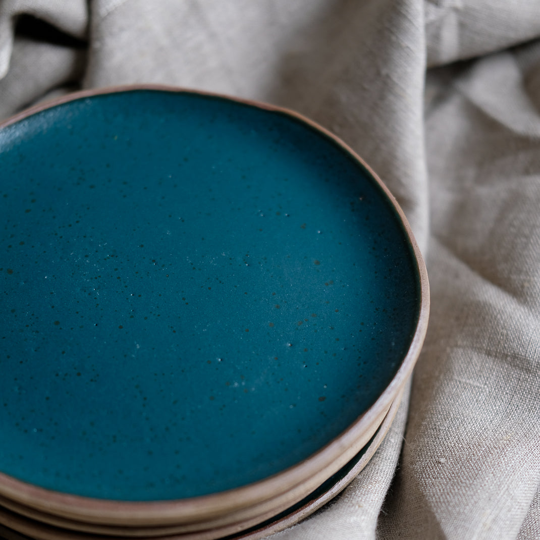Assiette en grès roux vert bleu réalisé par la céramiste Judith Lasry