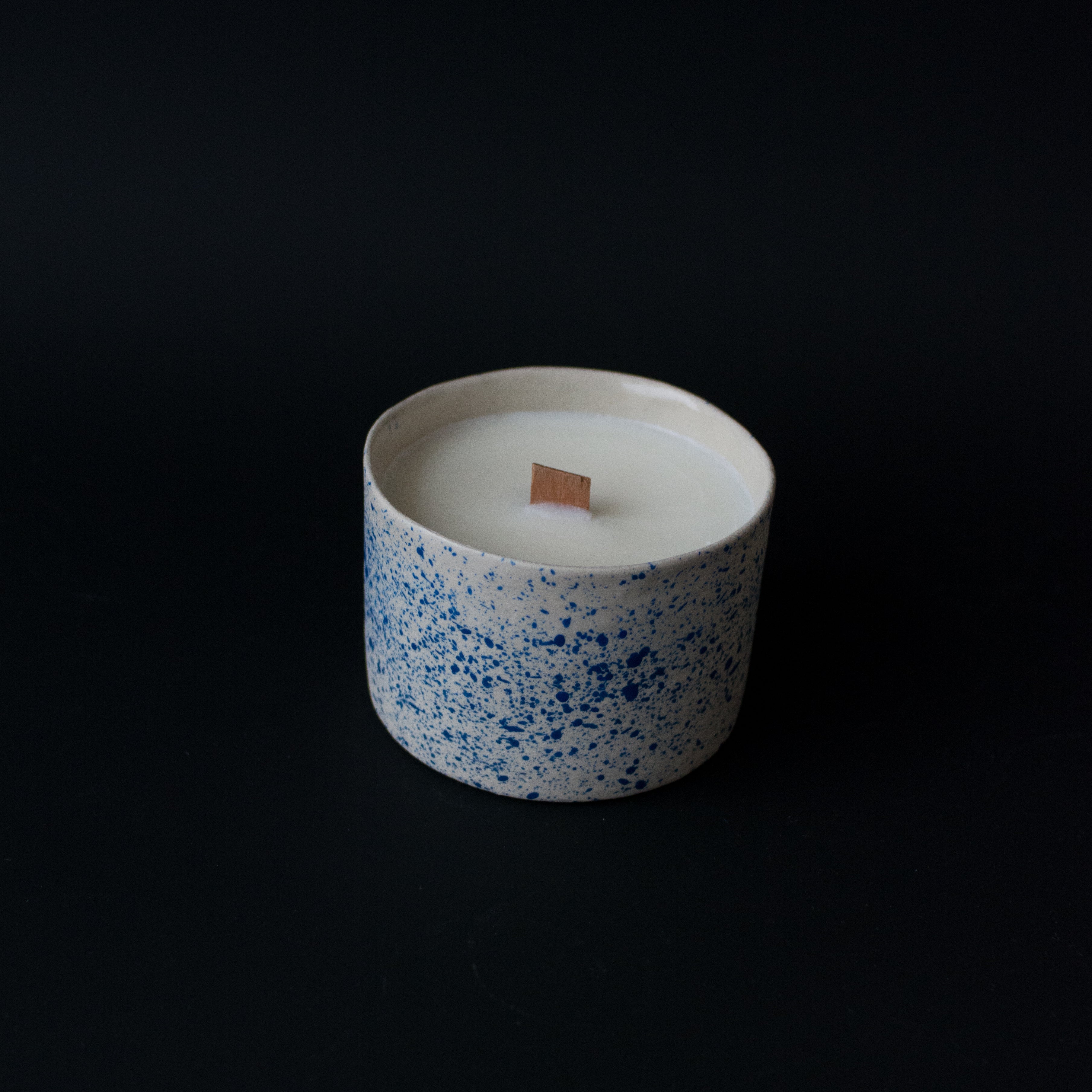 Bougie Bô mouchetée bleue fait main par Camille, designer d'objet à Rennes