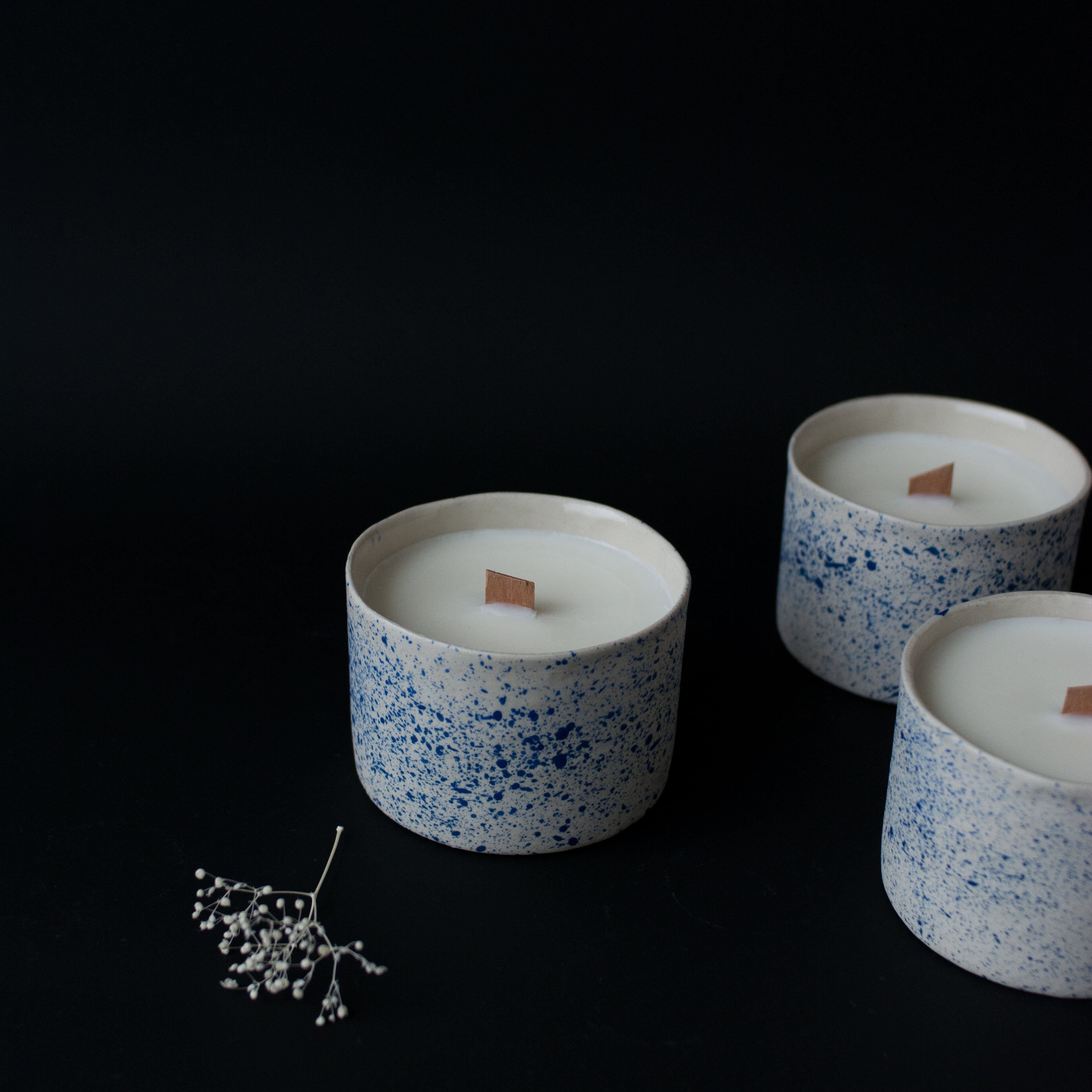 Bougie Bô mouchetée bleue fait main par Camille, designer d'objet à Rennes