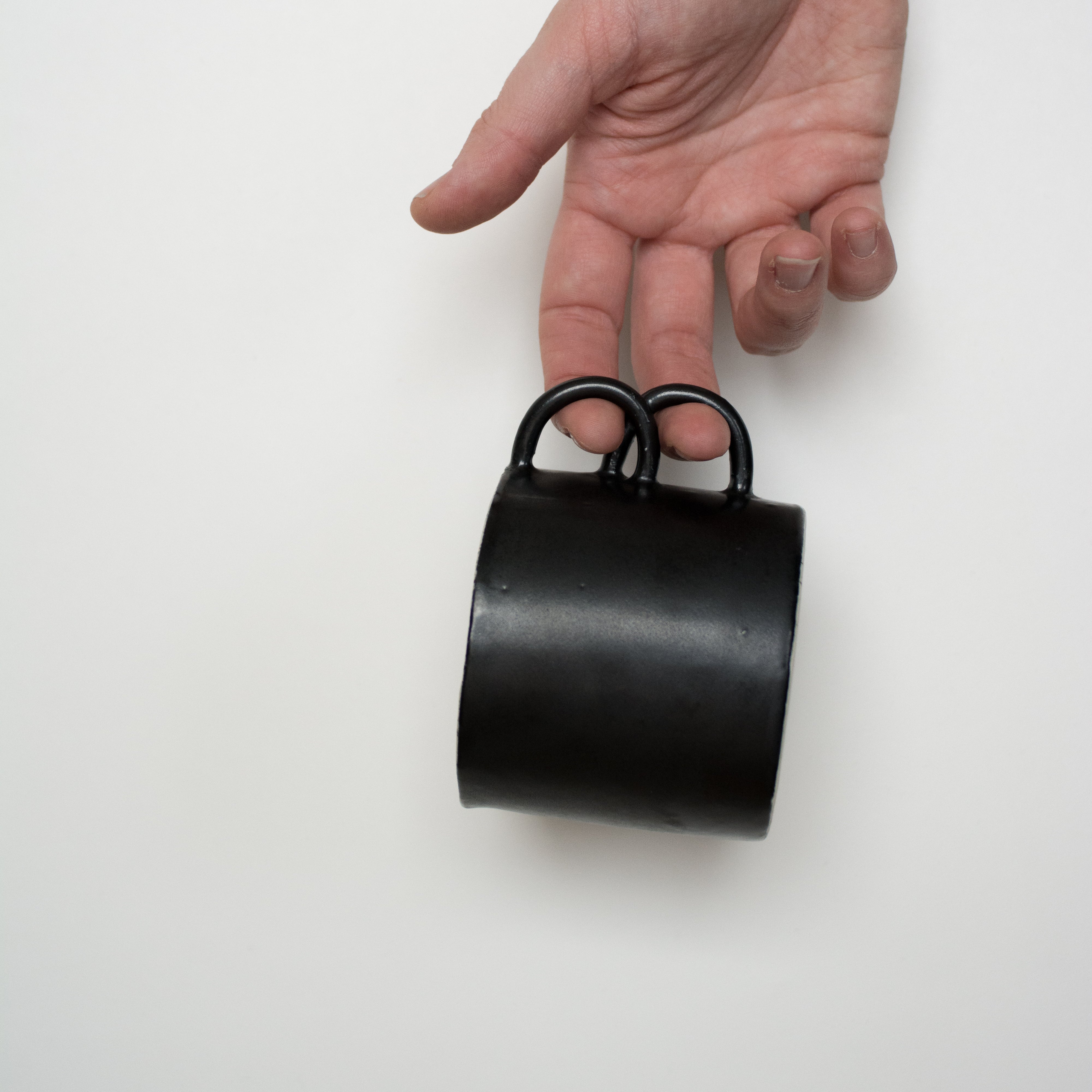La tasse Loop noire de Camille Esnée, céramiste designer, en collaboration avec Brutal Ceramics