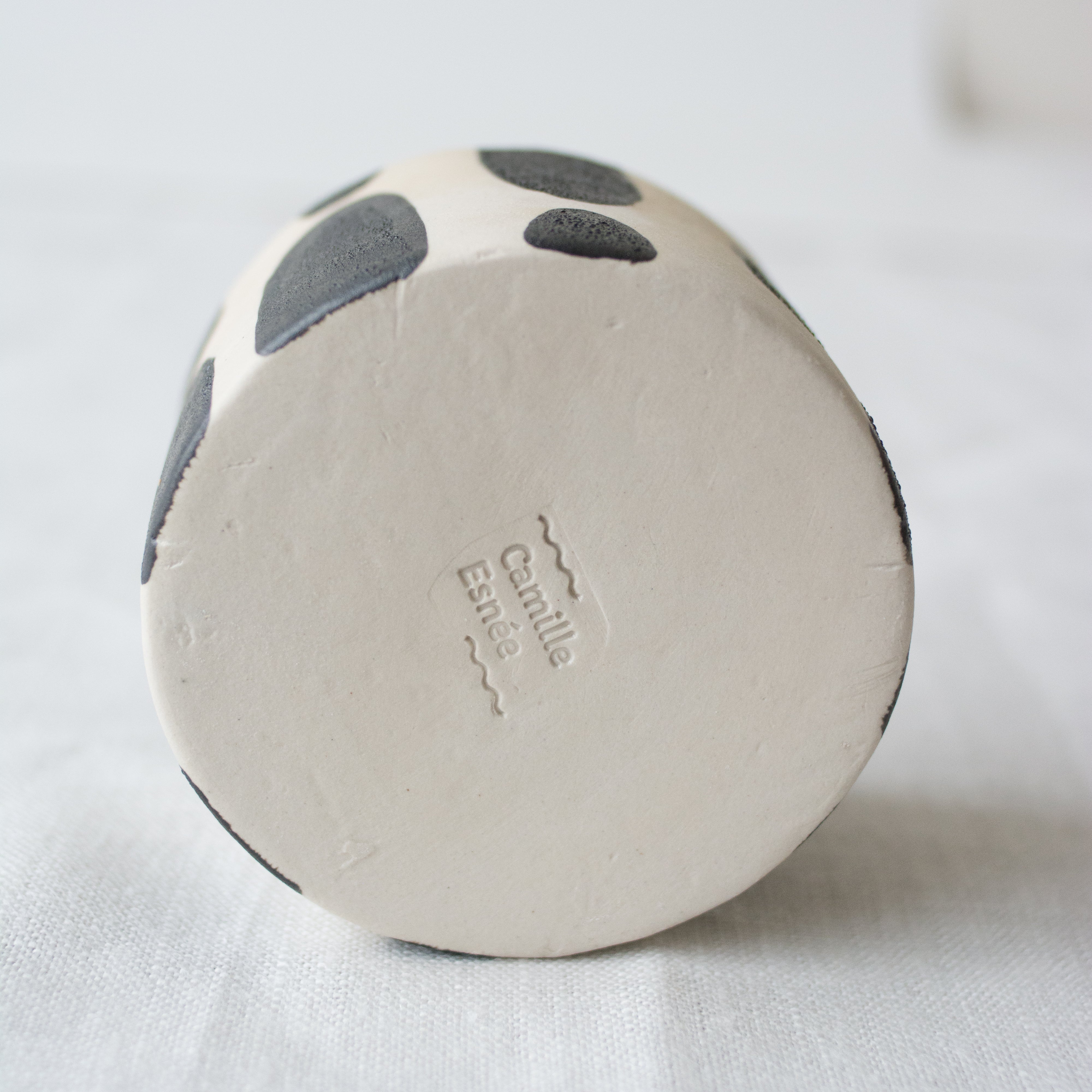 Bougie Bô tâches noires fait main par Camille, designer d'objet à Rennes