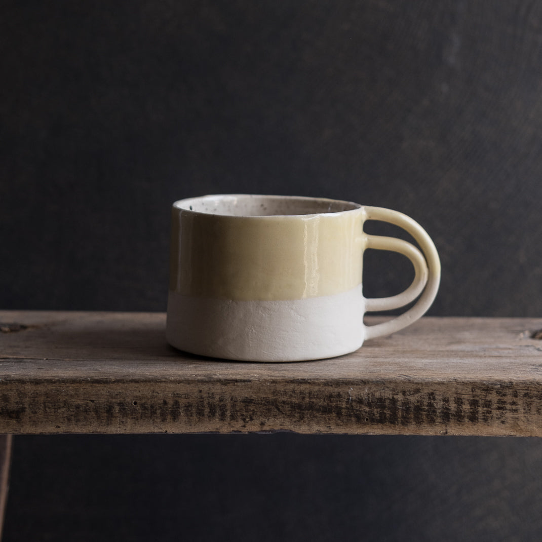 La tasse Loop de Camille Esnée, céramiste designer, en collaboration avec Brutal Ceramics