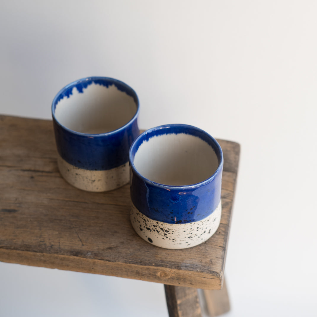 Pot bô moucheté bleu de Camille Esnée, céramiste designer, chez Brutal Ceramics