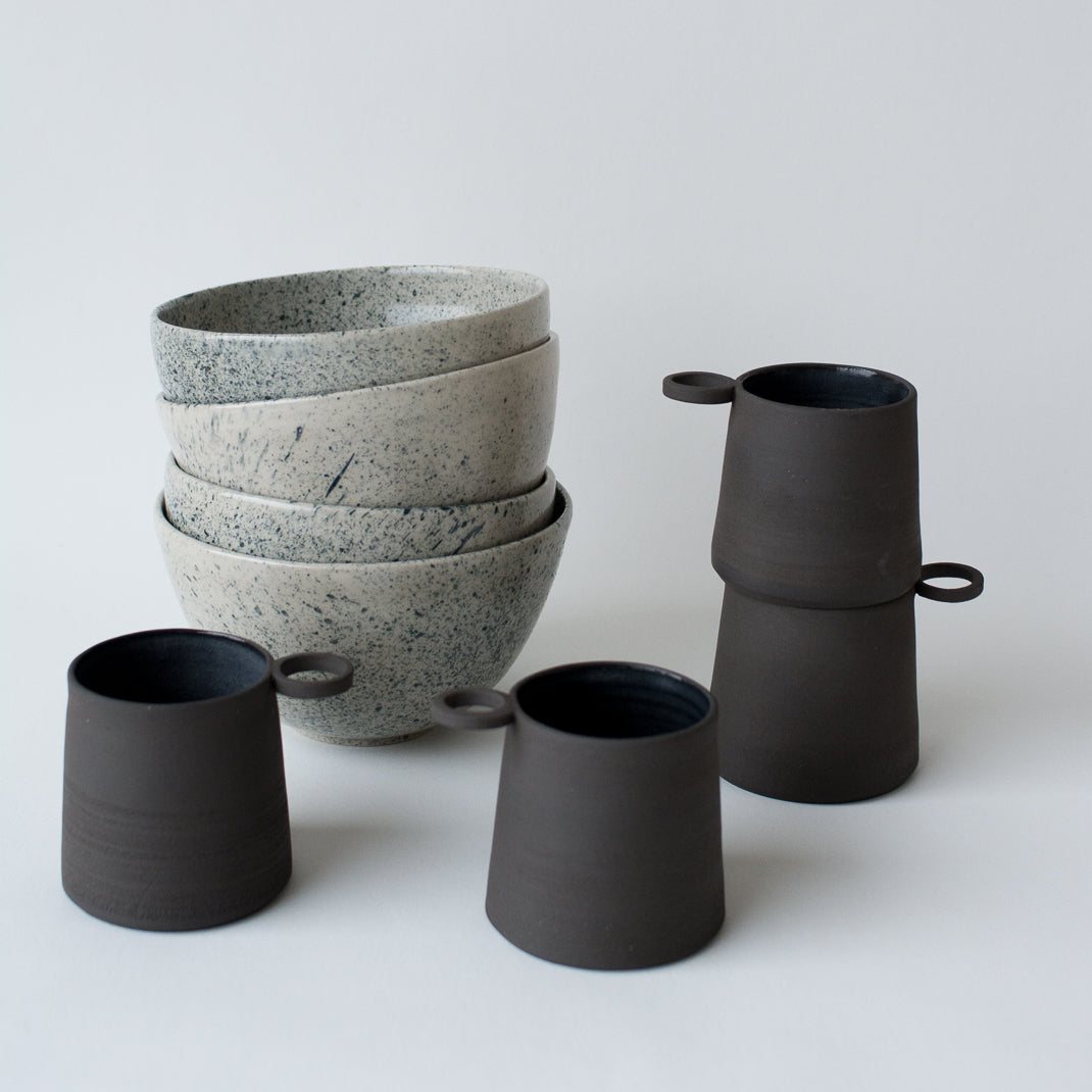Tasse à café Kandinsky faite à la main par Clarina Ceramics, céramiste à Paris