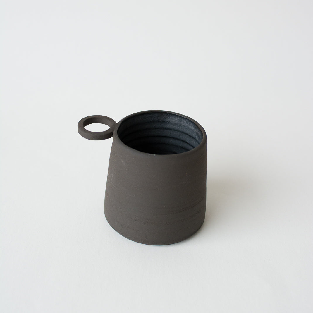Tasse à café Kandinsky faite à la main par Clarina Ceramics, céramiste à Paris