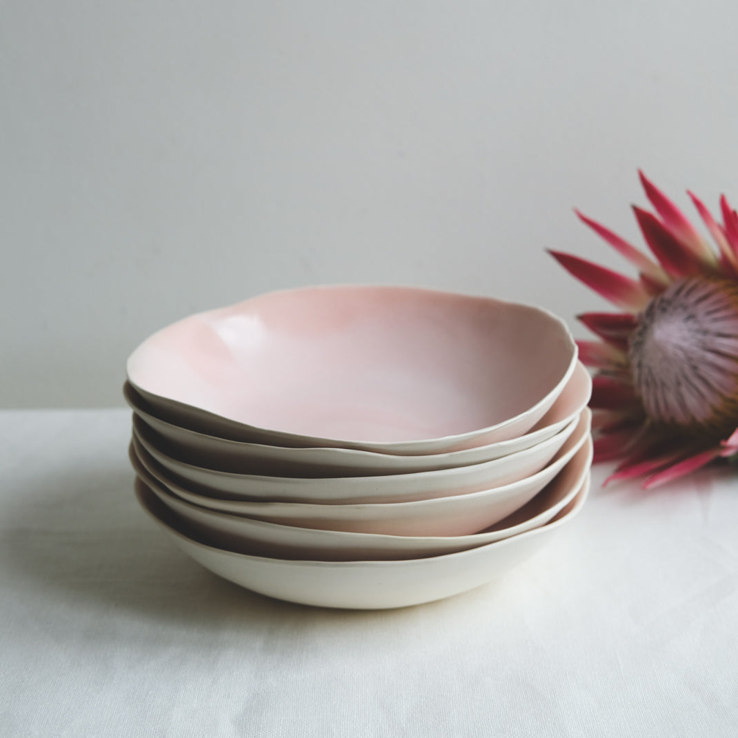 Assiette creuse rose de Dorothée Juilliard chez Brutal Ceramics