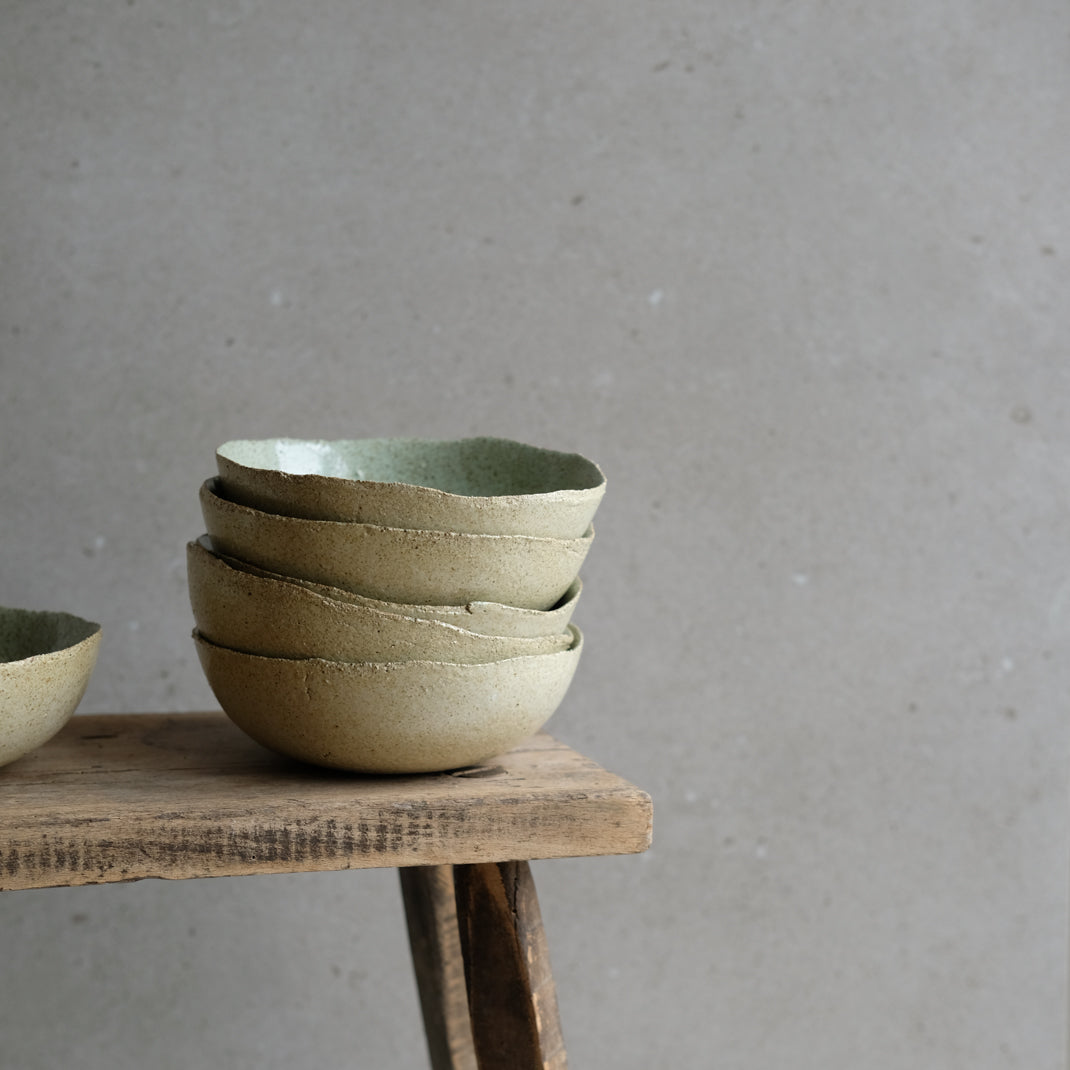 Bol vert moucheté de Dorothée Juilliard chez Brutal Ceramics