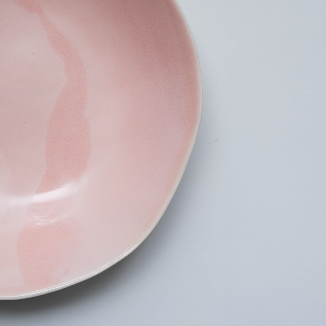 Assiette creuse rose de Dorothée Juilliard chez Brutal Ceramics