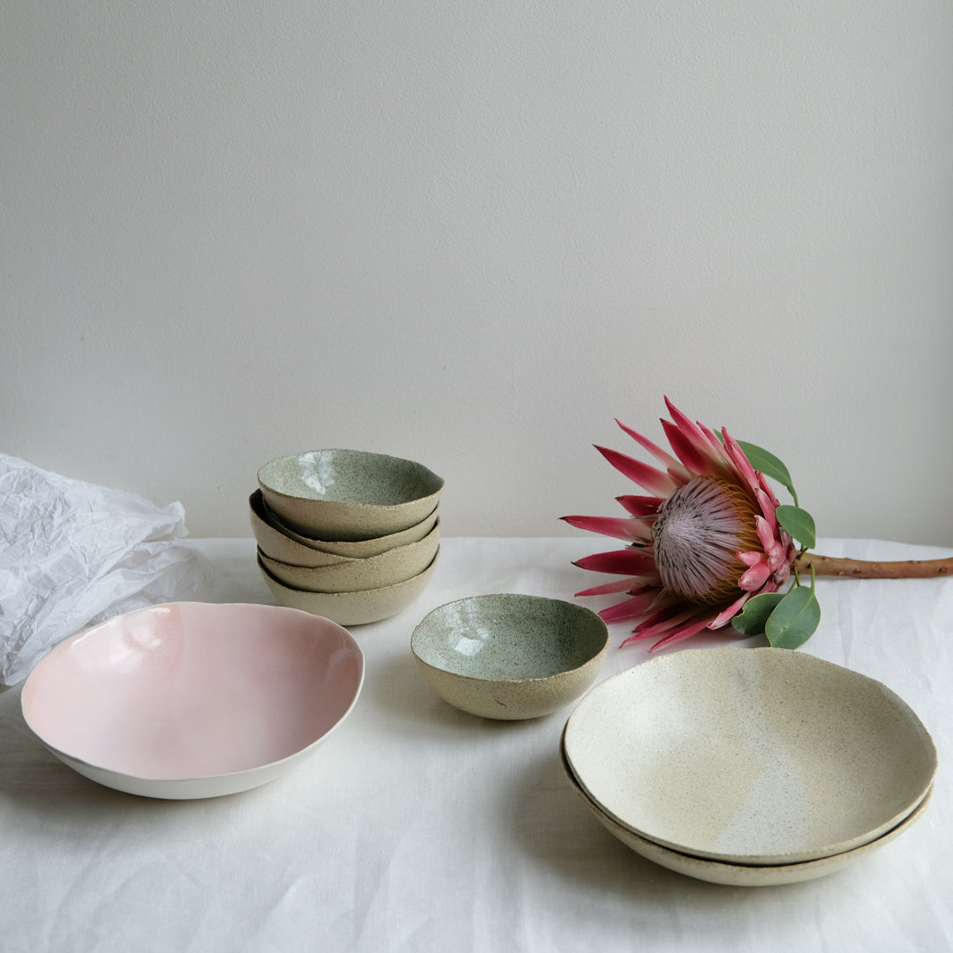 Assiette creuse beige de Dorothée Juilliard chez Brutal Ceramics