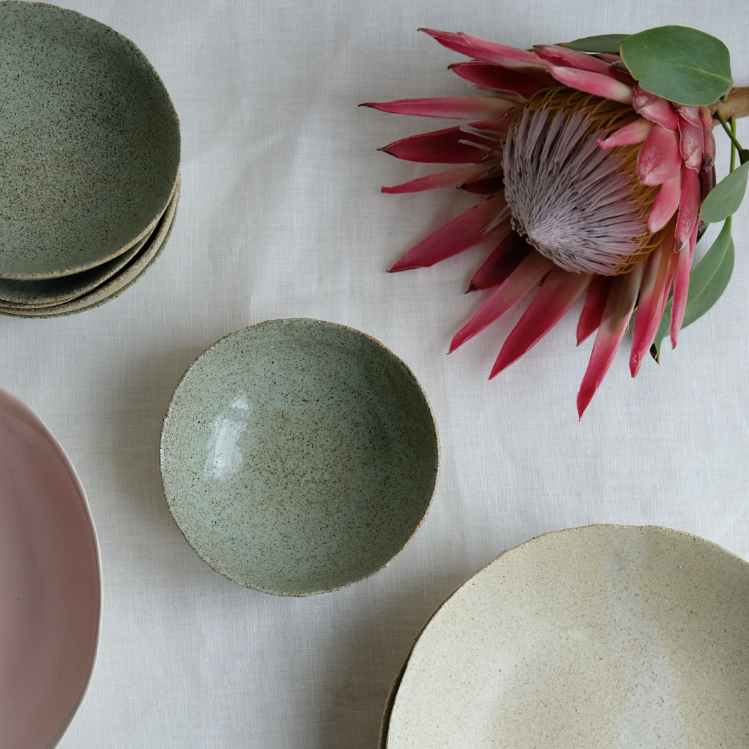 Bol vert moucheté de Dorothée Juilliard chez Brutal Ceramics
