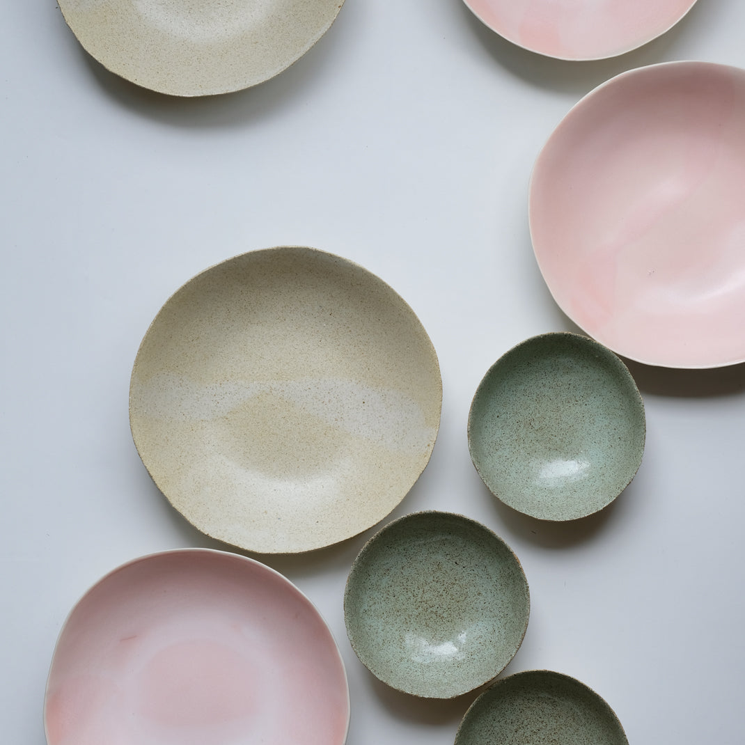 Assiette creuse rose de Dorothée Juilliard chez Brutal Ceramics