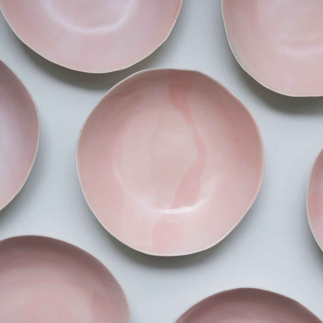 Assiette creuse rose de Dorothée Juilliard chez Brutal Ceramics
